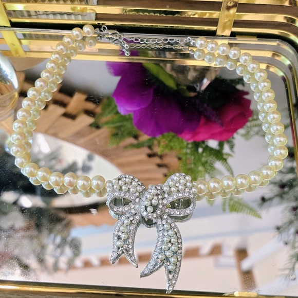 Elegant Pearl Necklace with Rhinestone Bow - Picture 2 of 3
